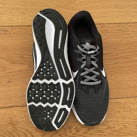 Men’s. Nike. 9.5 - Picture 4 of 5